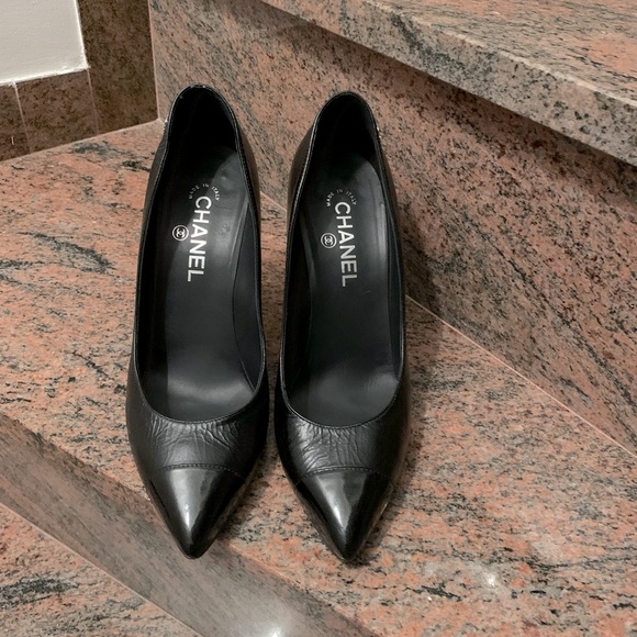 CHANEL Shoes - CHANEL PATENT LEATHER PUMPS IN SIZE 40C